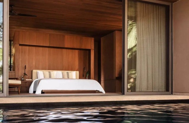 Perfect Spot for Soaking Up Some Sun! Outdoor Pool, Beachfront, Free Parking!