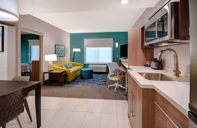 Perfect Spot for Unwinding! Outdoor Pool, Pet-Friendly Property, Free Breakfast!