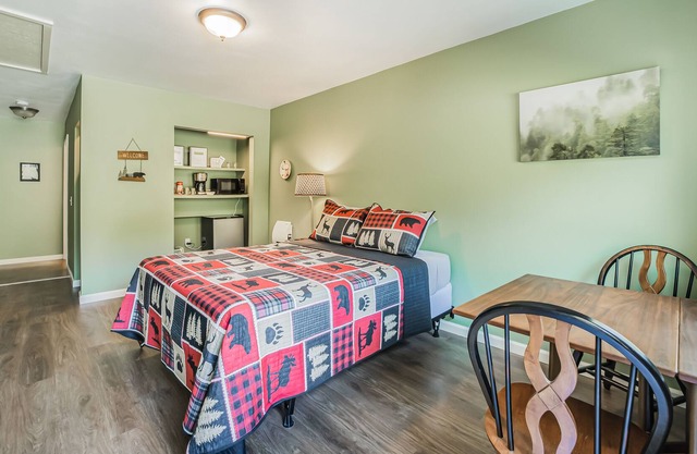Perfect Studio Suite Near Beach & Redwoods w/ Kitchenette, Private W/D, & WiFi!
