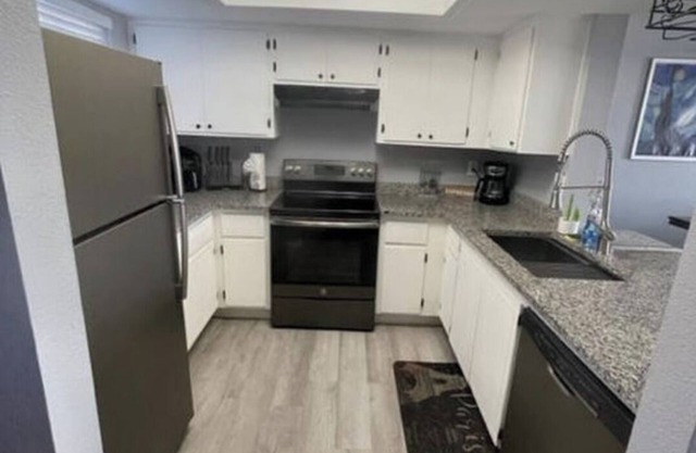 Perfect townhome with AC in sunny Phoenix