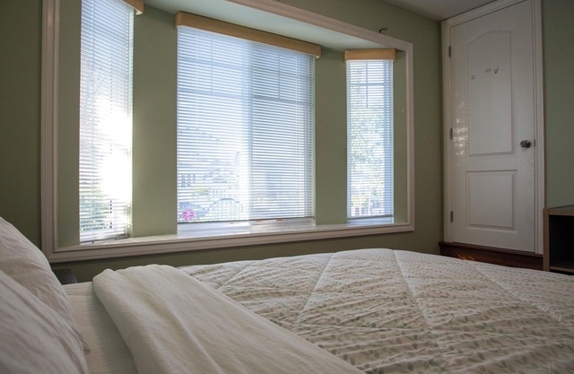 Perfect Vancouver Getaway: Prime Central Location, Cozy 2-Bedroom Suite