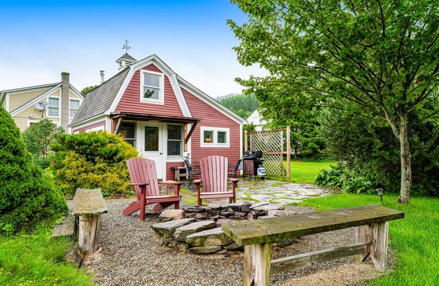 Perfect Vermont guesthouse getaway with mountain views & firepit - walk to lifts