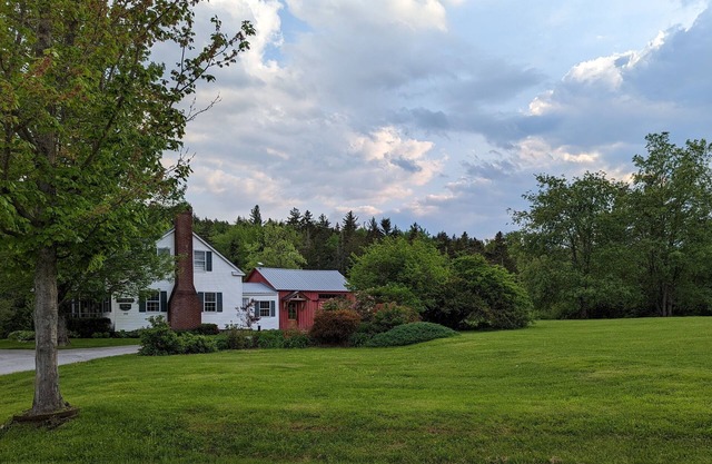 Perfect VT getaway - great for two families! Starlink Internet, Large Yard