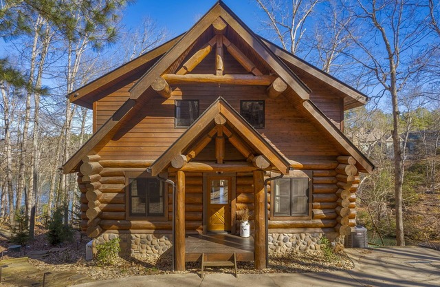 Perfect Waterfront Lake Keowee Getaway with Hot tub