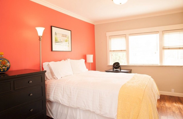 Perfekte Lage in West Beach! Two-Level 1-BR / 1Ba - Gehen Sie in die Innenstadt oder zum Strand.