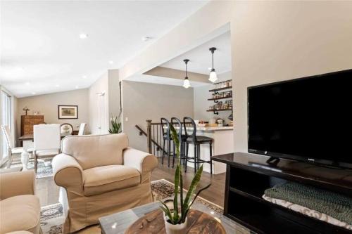 Perfection near the River - 4 Bedroom Villa Complimentary Breakfast Delivered Daily to the Rental