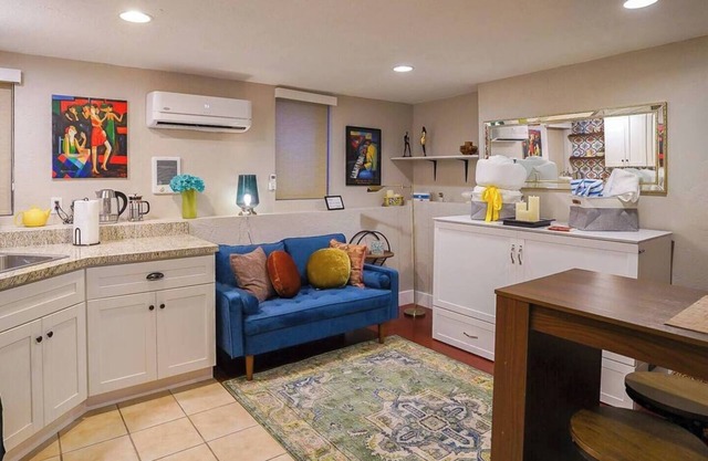 Perfectly Darling Downstairs Studio with Amenities