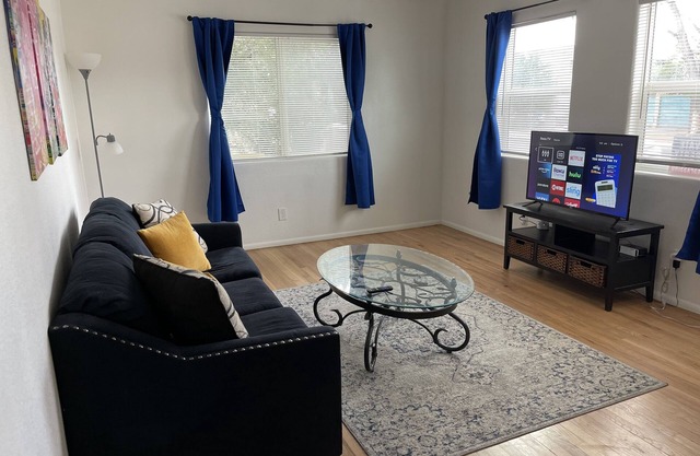 Perfectly located 2br/1ba in Nob Hill!