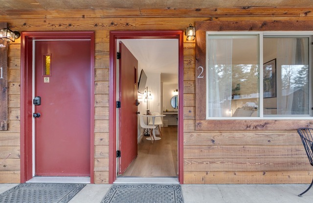 Perfectly located dog-friendly studio with mountain views & fast WiFi