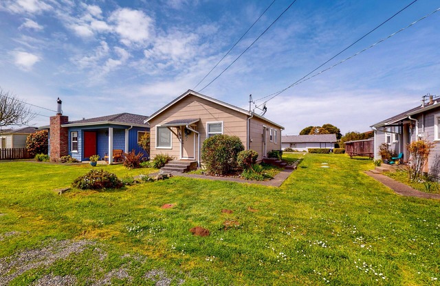 Perfectly located home with pellet stove - walk to Trinidad State Beach & Harbor