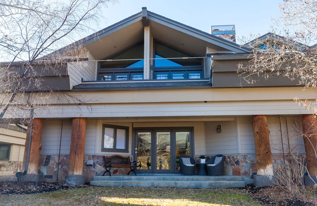 PERFECTLY LOCATED IN LOWER DEER VALLEY! WALK OR TAKE FREE SHUTTLE TO SKI RESORT