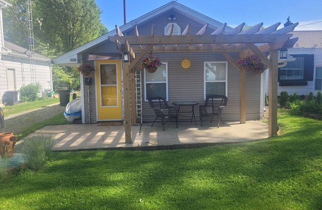 Pergola Place - Lake Access, 2 Bedroom, Sleeps 5, Pet Friendly