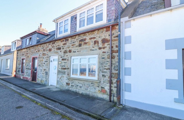 PERIWINKLE COTTAGE, pet friendly, country holiday cottage in Banff