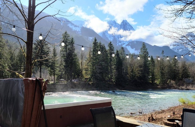 Persis Perch: Charming riverfront home, staggering mountain views! Fire-pit, wood stove