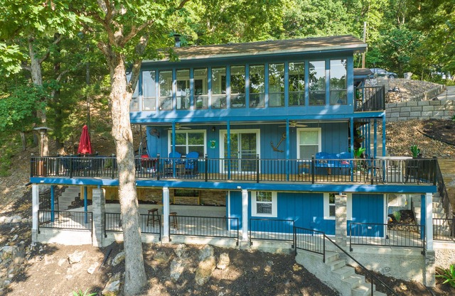 Personal Tiki Bar on the Lake! 5 mins from Bagnell Dam!