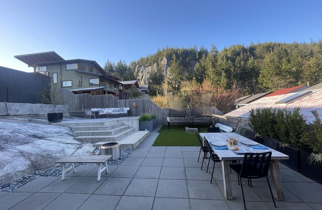 Pet and Family-friendly Oasis In Beautiful Smoke Bluffs Park