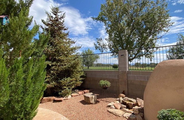 Pet Angel Inn - Pet Friendly Private Room with golf corse view in Santa Fe, NM