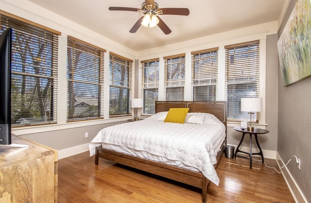 Pet/Family friendly, in/out dining, fenced yard, 30 day min