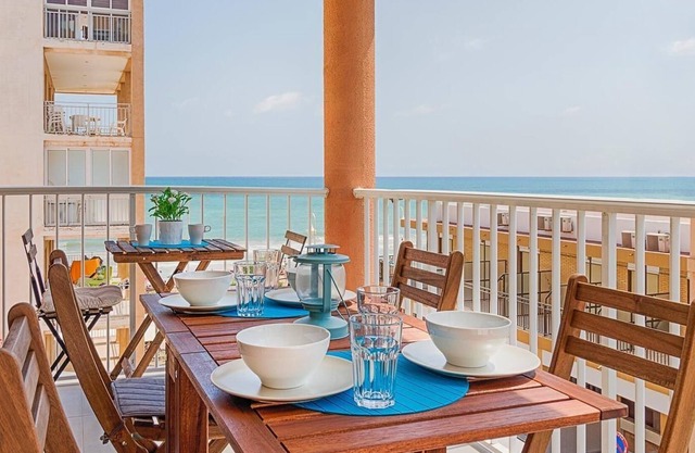 Haustierfreundliches 'Seaview modern Beach Apartment' mit Garten und WLAN