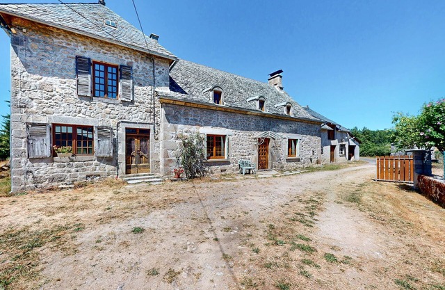 Haustierfreundliches Haus in Sarroux - Saint Julien