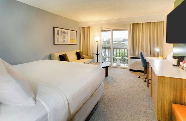 Pet-friendly Accommodation, Short Drive to Costaños Canyon Park!