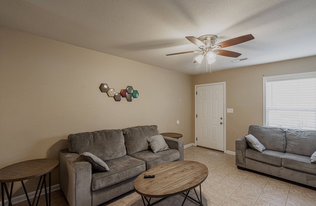 Pet Friendly, 15 Minutes to Fort Campbell-B2