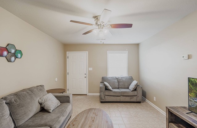 Pet friendly, 15 minutes to Fort Campbell-B3