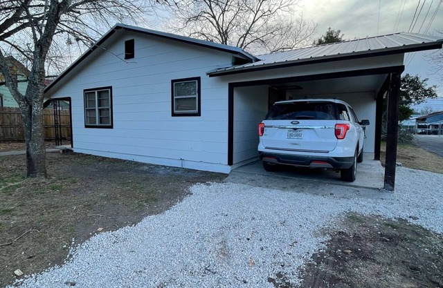 Pet friendly 2/1 home - 1 block to downtown Shiner