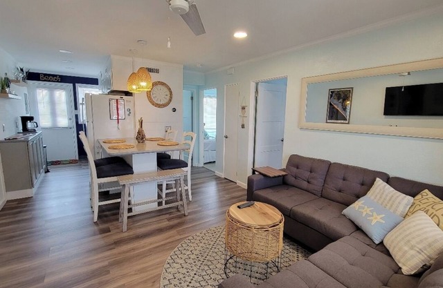 Pet Friendly 2 bed 1 bath condo 4 night Minimum in-season June-Sept
