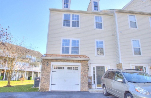 Pet Friendly (~20lb), 4 BD Townhome, 10 Min to Beach, Near Pool, Tennis, Kayak, and Free Activities!