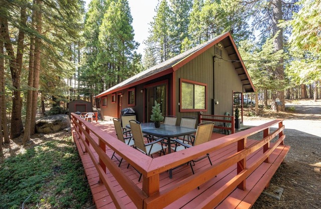 Pet friendly 2BR/1BA cabin close to Sugar Bowl, Truckee and Tahoe Nt'l Forest
