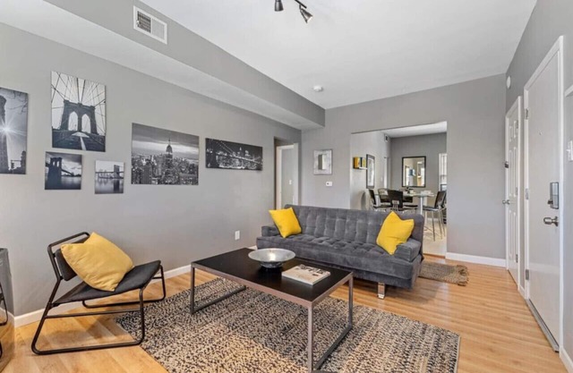 Pet Friendly 2BR Convenient to Stadium & Downtown