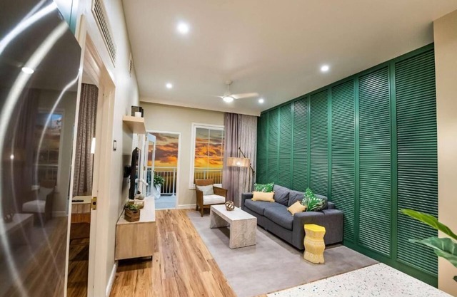 Pet-friendly 2BR Suite with Private Balcony, Free Breakfast, Shuttle & Parking!