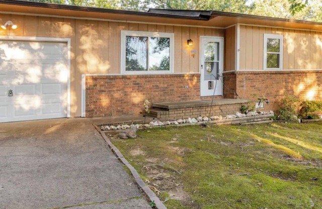 Pet-Friendly 3-bedroom neighborhood home close to shopping, lake and river