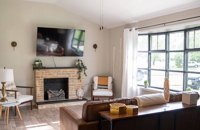 Pet Friendly 3 bedroom 1 king,1 Queen,1 Full Bed Home