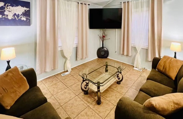 Charming 3-bedroom house in beautiful Savannah close to downtown and the coast!