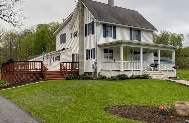 Pet friendly 4-bedroom cottage in fabulous Penn Yan with WiFi, AC and more