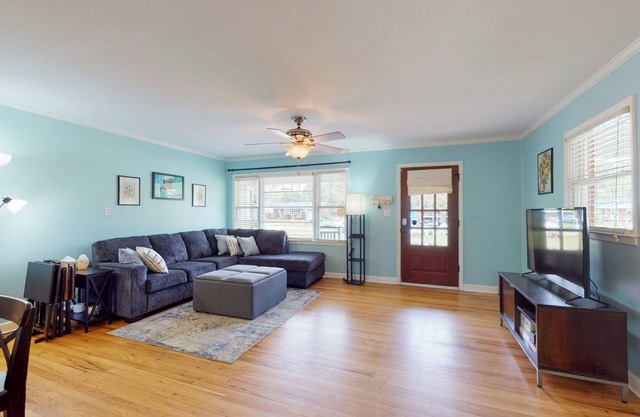 Pet Friendly, 5 bed home for 12 ppl w/ patio, fire pit in Central Wilmington