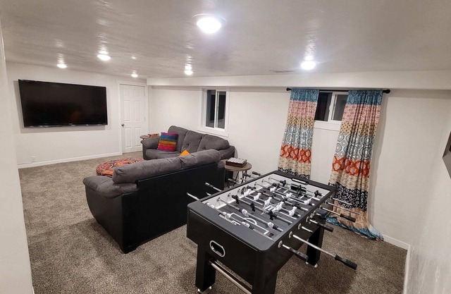Pet Friendly 5 Bed Home with Waffle Breakfast!