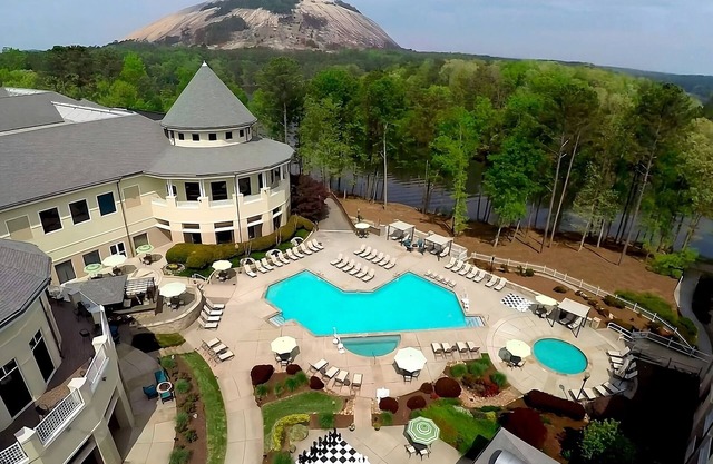 Pet-friendly Accommodation with Pool View! Onsite Parking, Pool, Bike Rental!