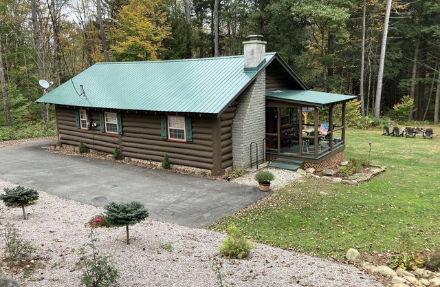 PET FRIENDLY Adirondacks Log Cabin! Lake George, Saratoga, SPAC, Sacandaga