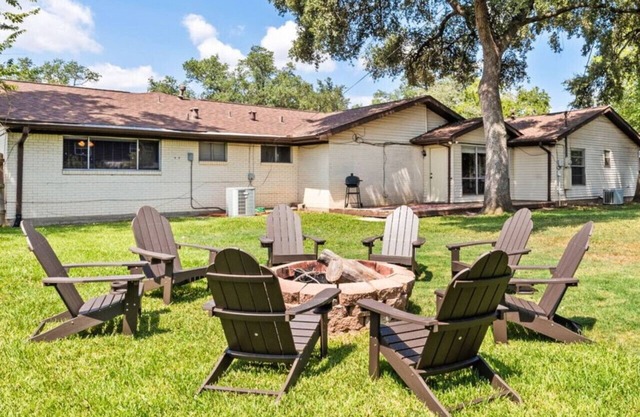 Pet-Friendly Aggie Village – Fire Pit, Games & walk to Texas A&M