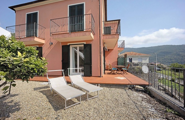 Haustierfreundliche Ferienwohnung Maison Laura mit Meerblick, WLAN, Terrasse und Garten