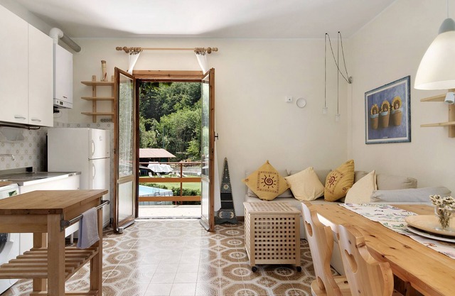 Haustierfreundliche Ferienwohnung mit Bergblick, Gemeinschaftspool und WLAN