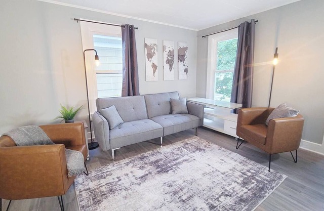 Pet Friendly Apt w/backyard near Downtown