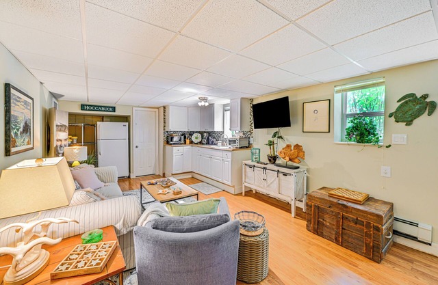 Pet-Friendly Apt w/ Hot Tub Near the Hamptons!