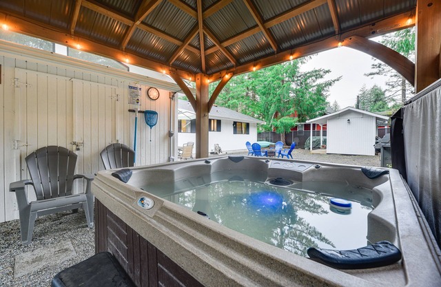 Pet-Friendly Ashford Rainier Home: Hot Tub, Kayaks