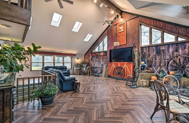 Pet-Friendly Bartlett Farmhouse w/ Deck!