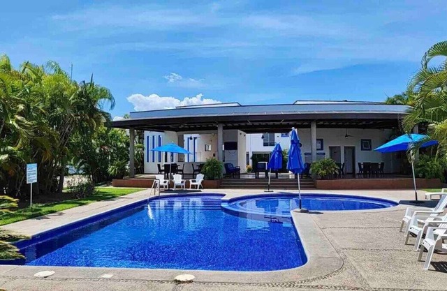 NEW * PET FRIENDLY* Lovely house near the beach