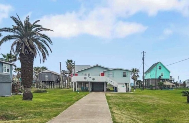 Pet-Friendly Beach House w/ Yard, Games, Screened Porch & Walk to Beach!